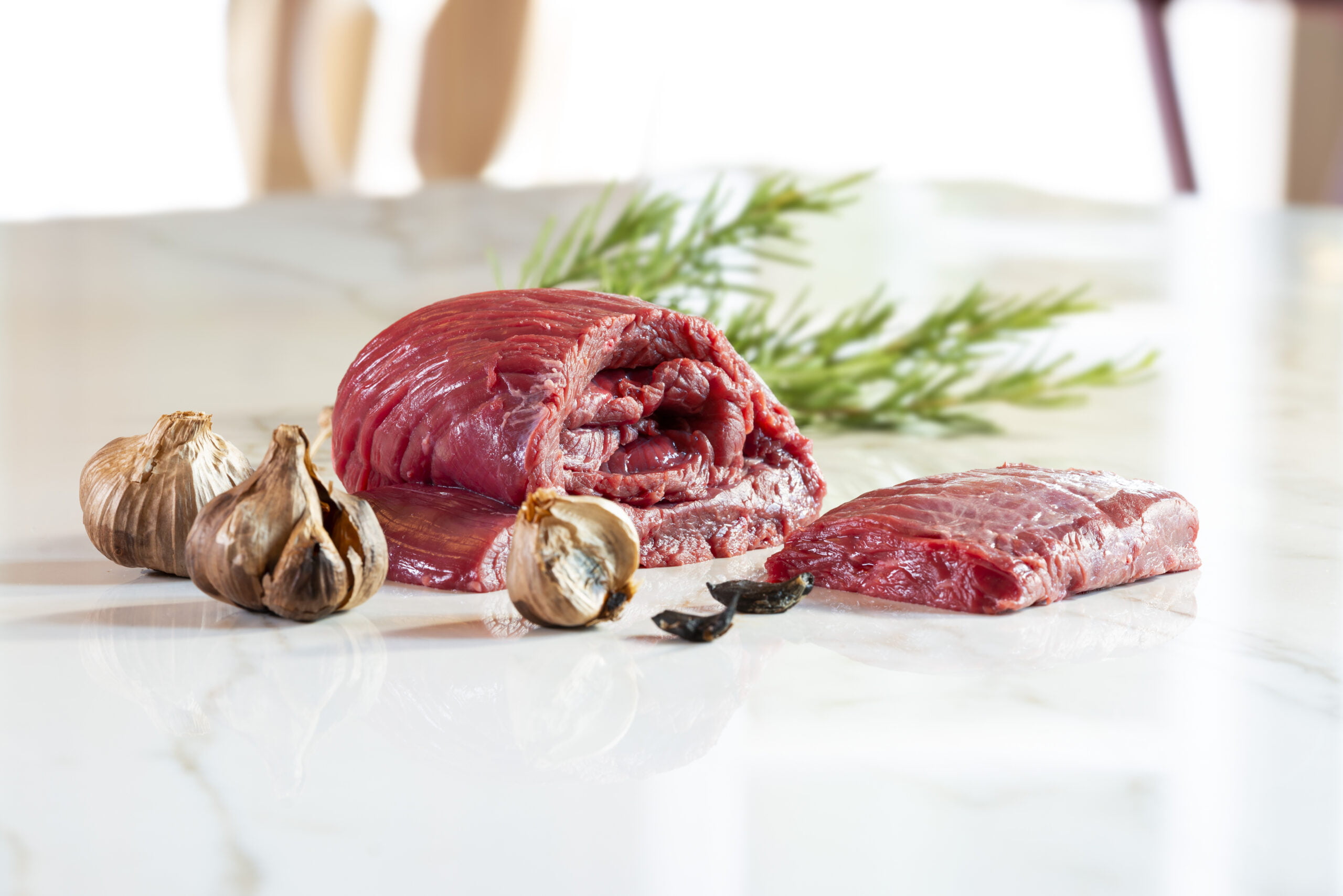 La viande bovine a une couleur rougeâtre ou rouge intense